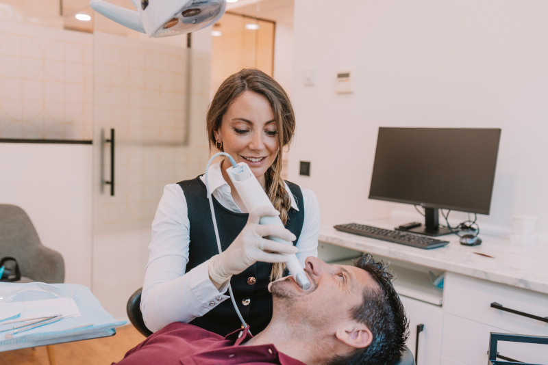 profesional odontologico para una cita gratuita en soto de la moraleja