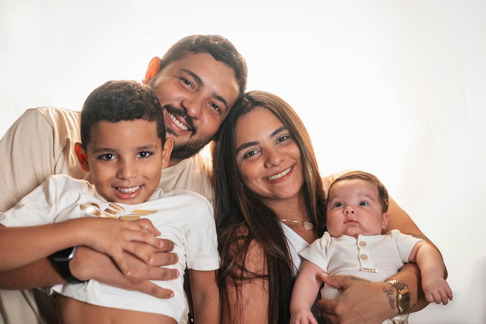 Familia sonriente con sus hijos pequeños